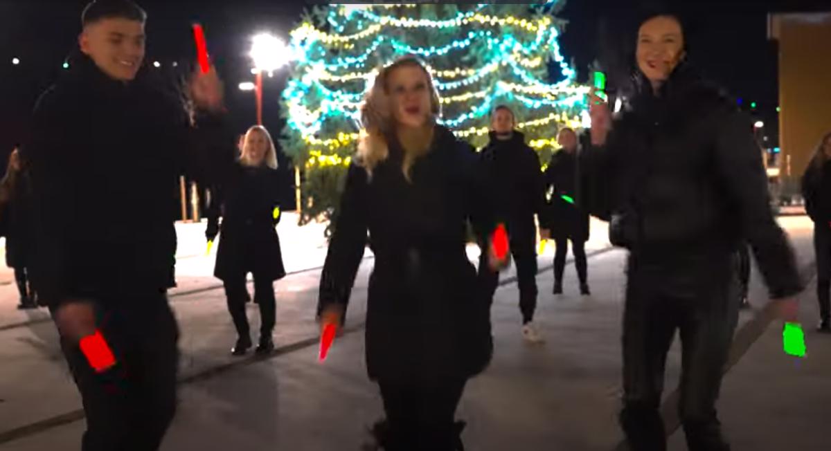 (VIDEO) Prav posebna voščilnica: Zaposleni v Vrtcu Ivana Glinška zaplesali na novi mariborski brvi