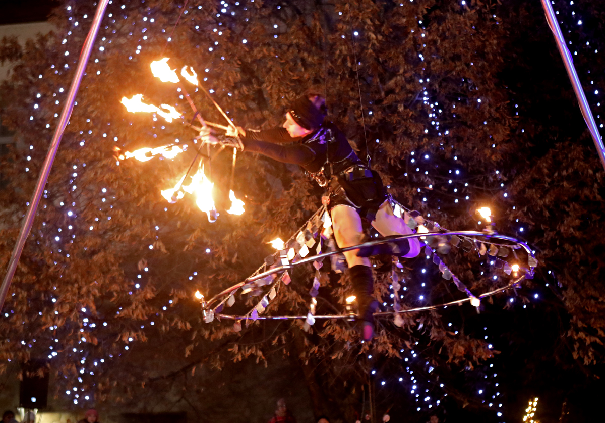 (FOTO) Edinstvene akrobatske točke na tleh in v zraku so se stopile v ognjene vrhunce na mariborskem Trgu svobode