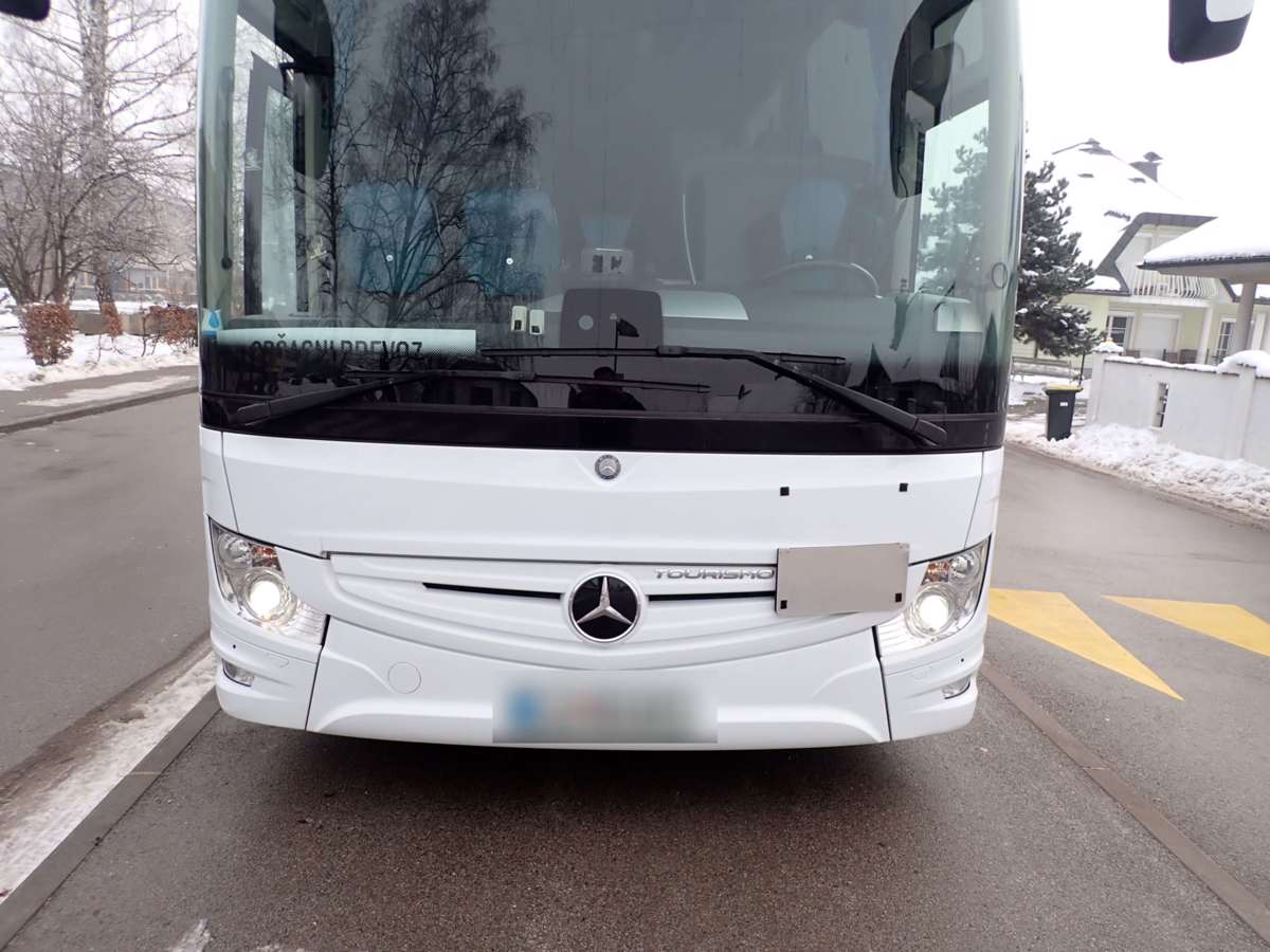 (FOTO) Otroke prevažal z avtobusom, ki je imel močno izrabljene pnevmatike in poškodovano vetrobransko steklo