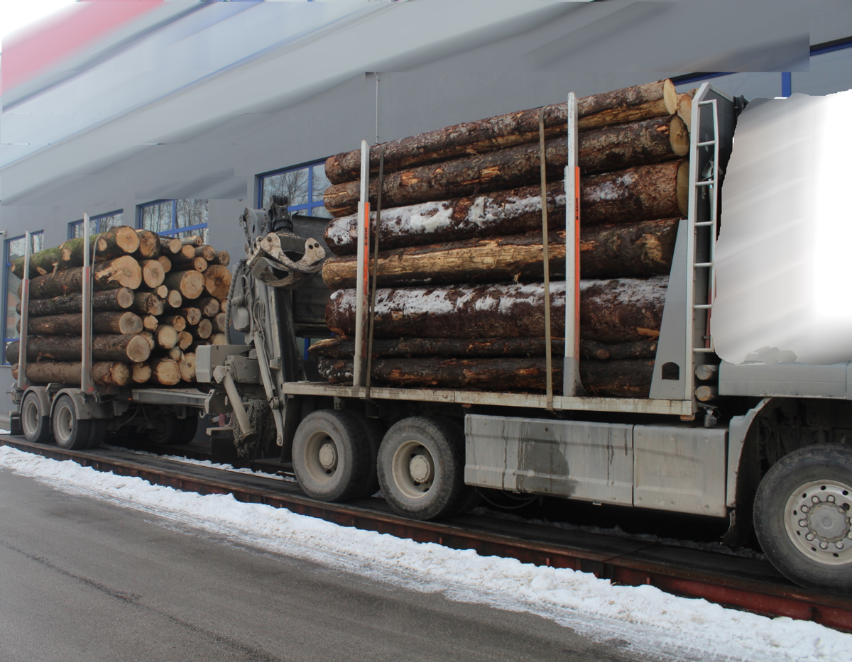 (FOTO) Radovljiški policisti ustavili voznika tovornjaka s priklopnikom, ki je bil znatno pretežak