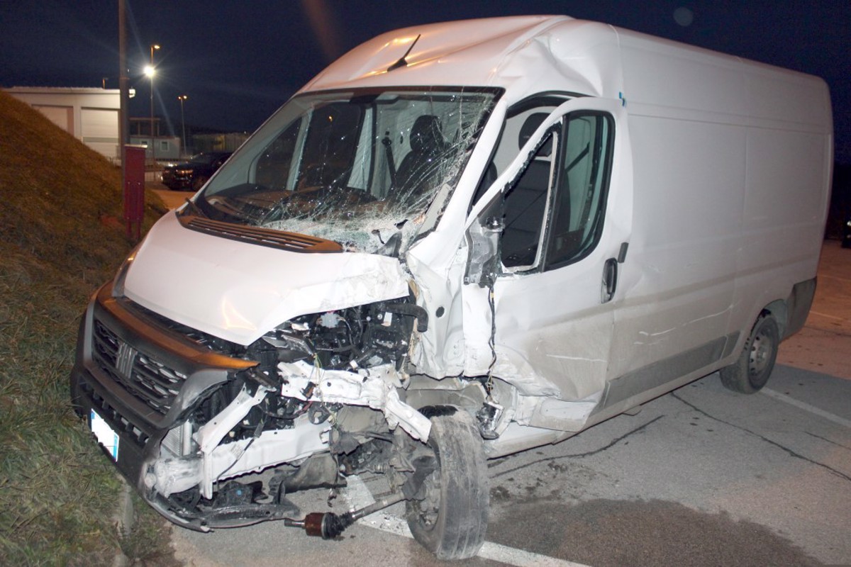 (FOTO) Prijeli devet tihotapcev migrantov: Dva sta pred policisti bežala in se zaletela