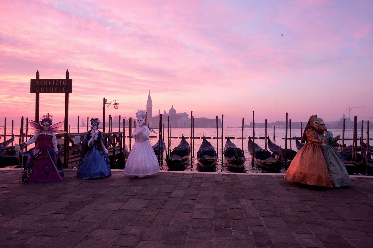 V Benetkah aktivirali sistem zapornic in zaščitili pustni karneval