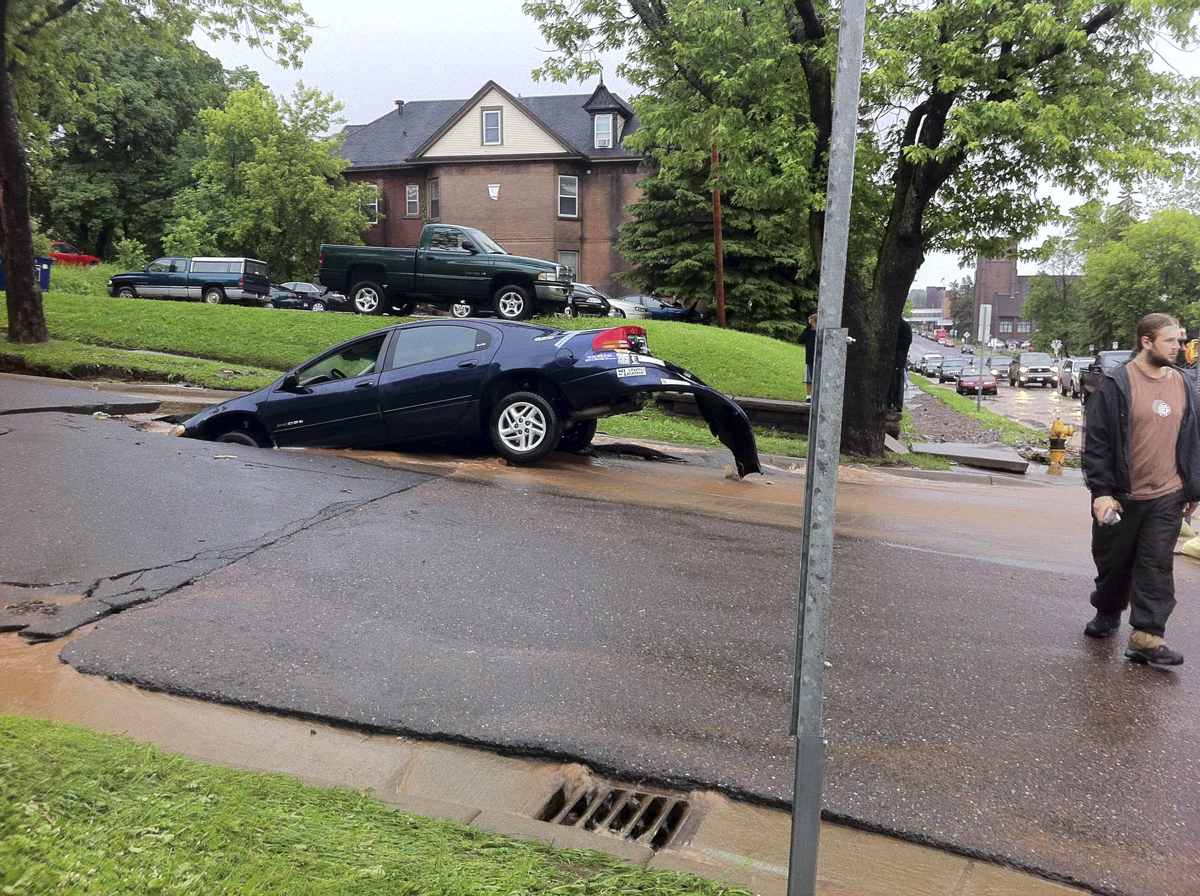 Luknja na cesti v Neaplju skoraj usodna za mladeniča