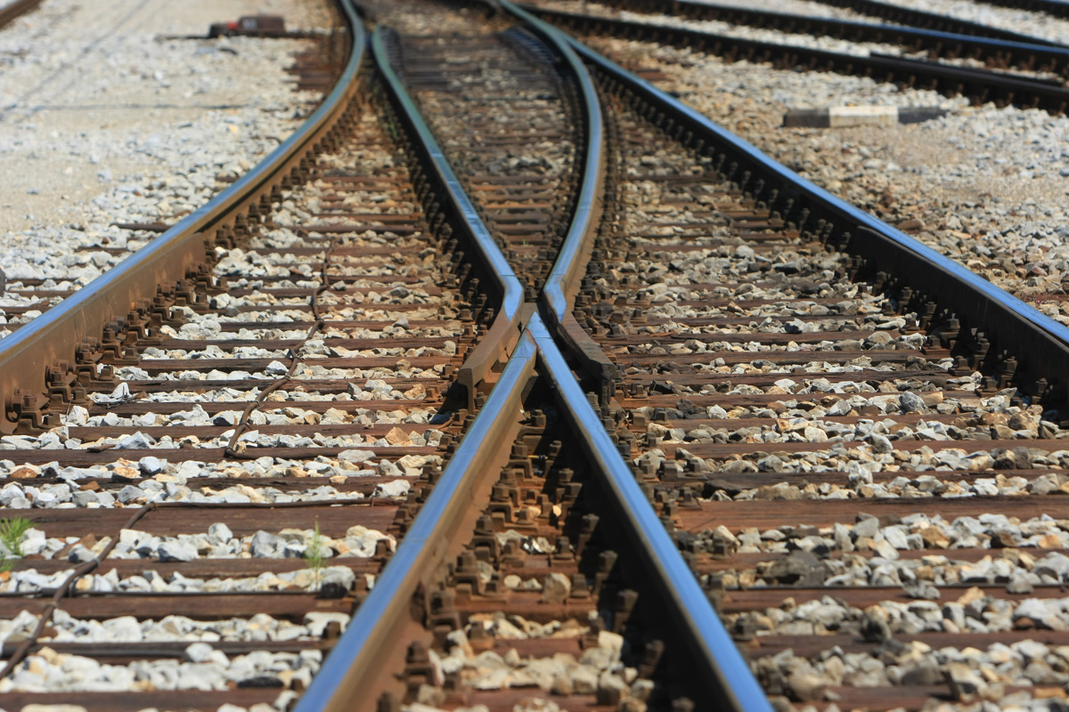 39-letnik kljub opozorilu, da se bliža vlak, zapeljal na tire, v nesreči se je hudo poškodoval