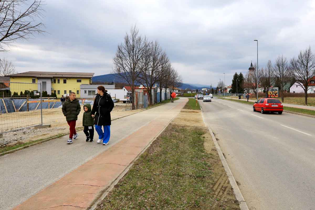 (FOTO) Zaradi pritožbe staršev in šole so pri gradnji bloka morali spremeniti uvoz do garaže