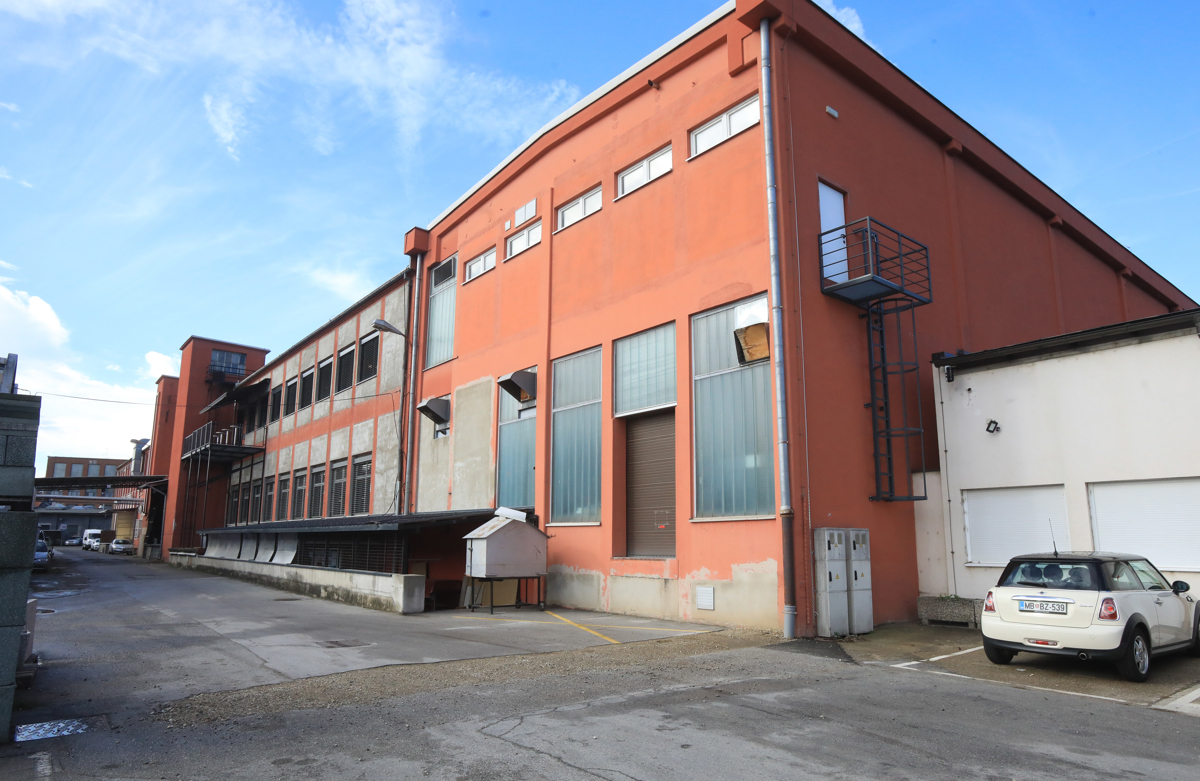 Stečajne upraviteljice in sodišča ne zanimajo sumljiva ozadja in najemnik šiviljske tovarne v Mariboru