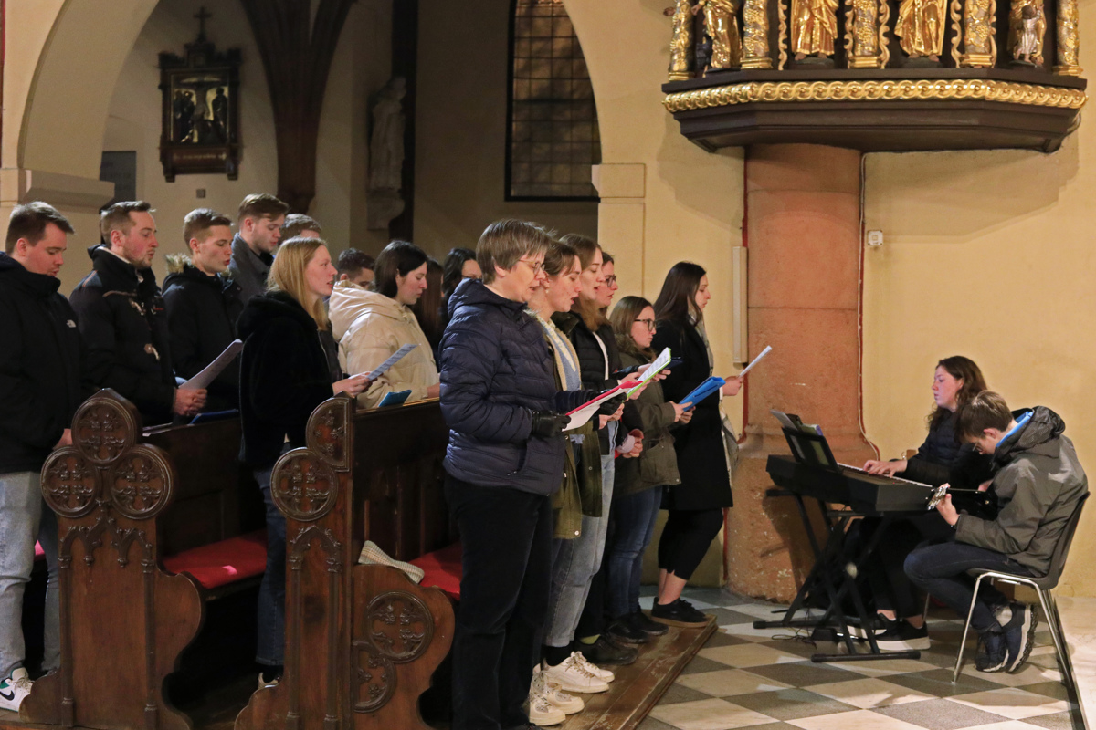 (REPORTAŽA) Zakaj mladi radi hodijo v cerkev: Obiskali smo študentsko sveto mašo v mariborski stolnici