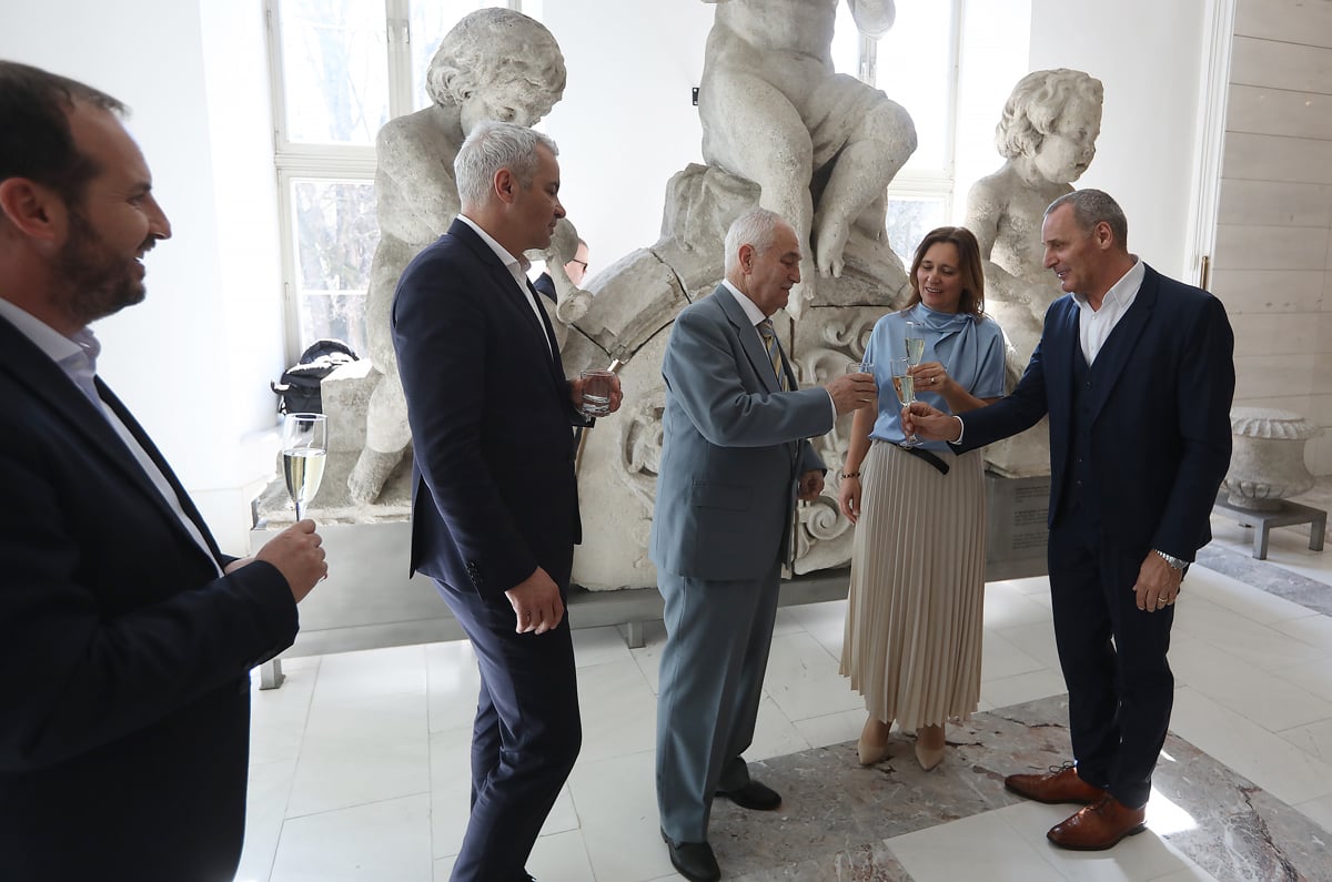 (FOTO) Rudiju Mogetu za 80. rojstni dan čestitali šolniki in gledališčniki ter župan