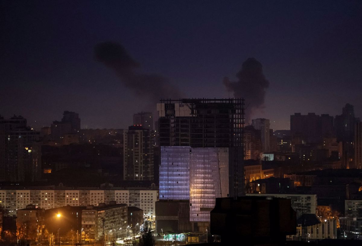 (FOTO) V raketnem napadu na Kijev najmanj 13 poškodovanih. Zelenski: Tak teror se nadaljuje dan in noč
