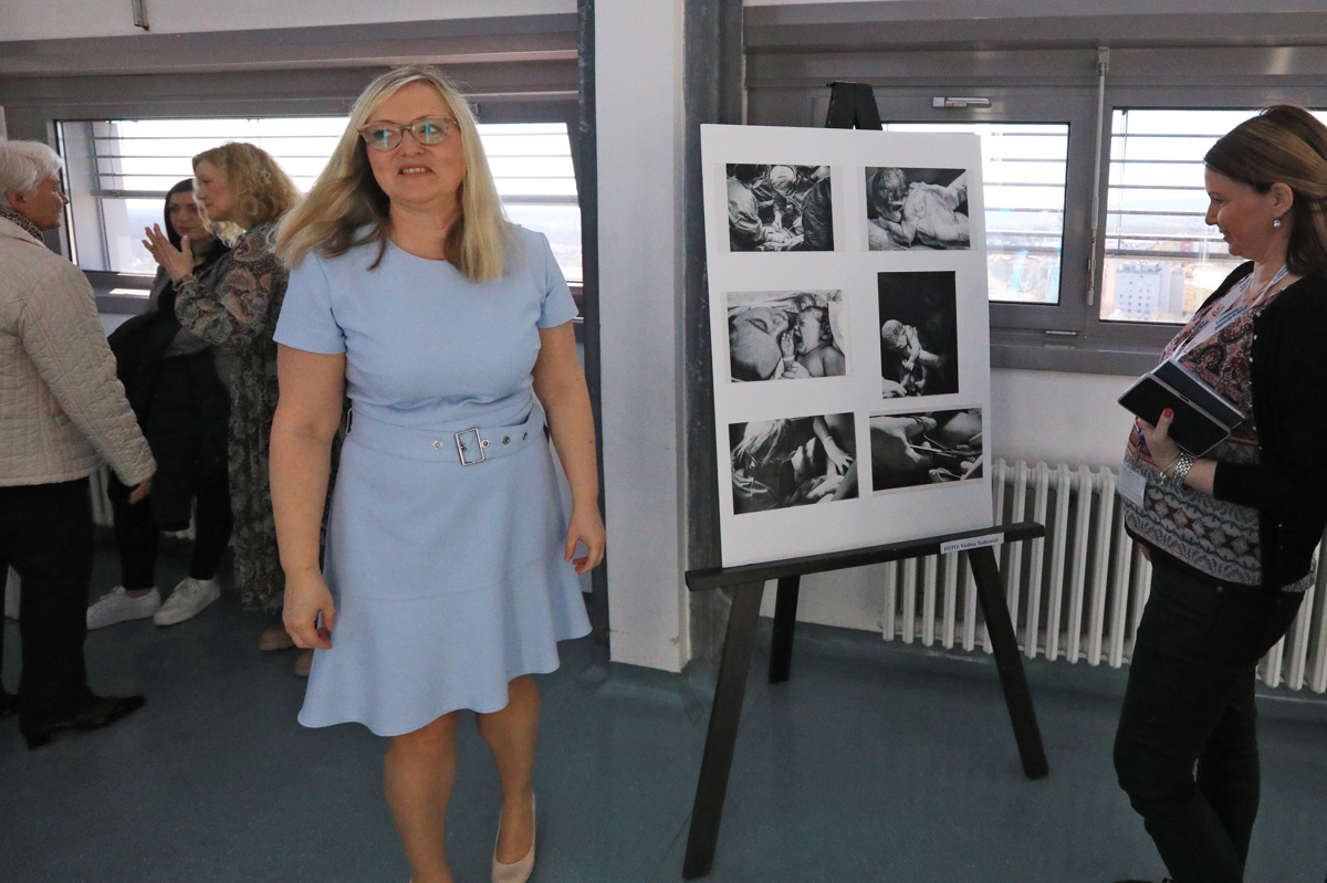 (FOTO) 270 let babištva v Sloveniji: Šolanje babic potrebuje tudi Maribor