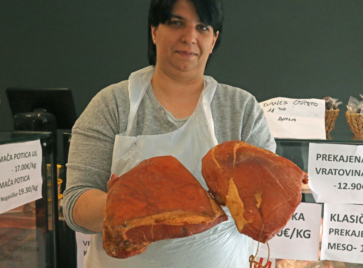 Cene na mariborski tržnici: Koliko stane velikonočna šunka