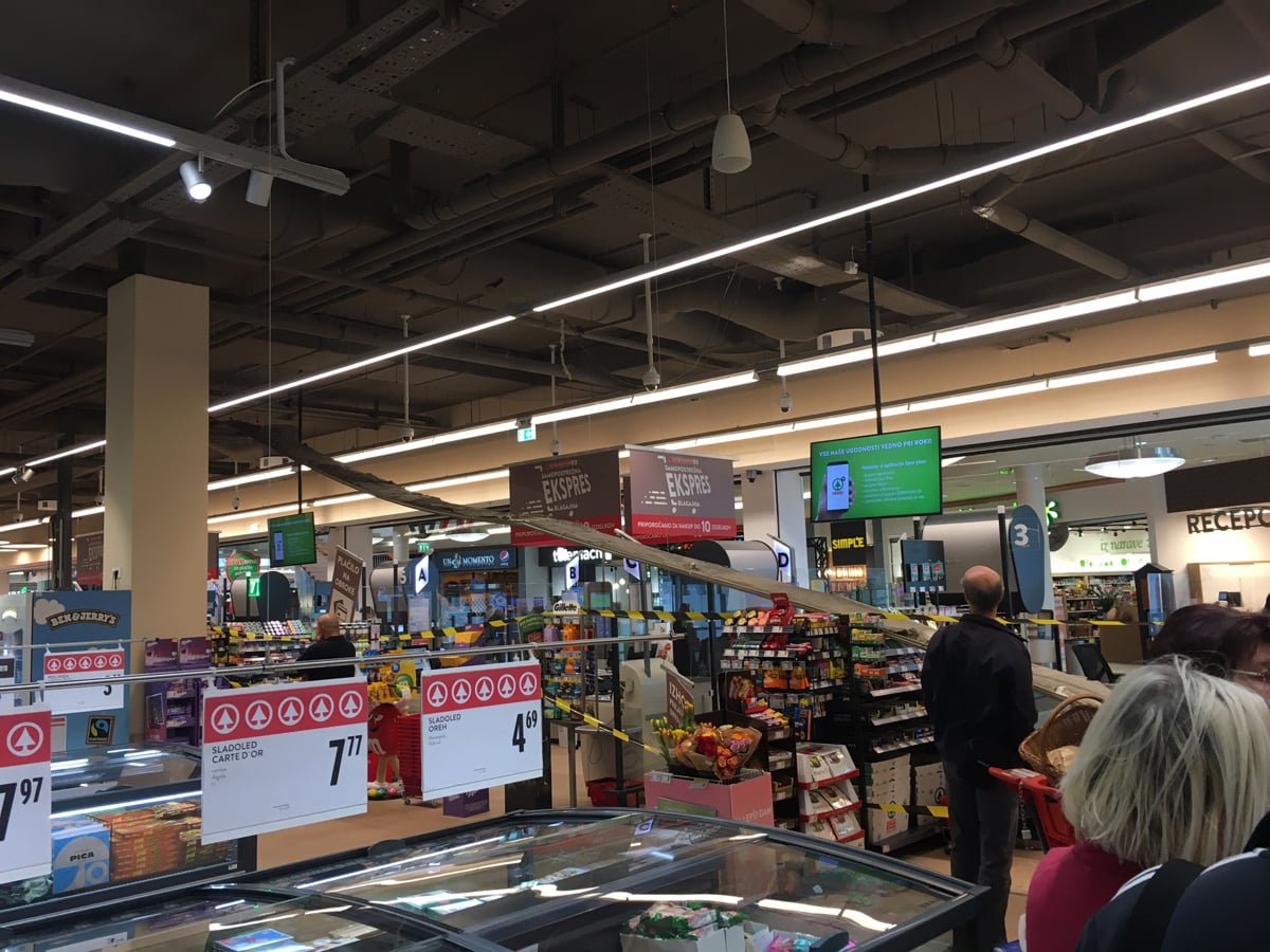 (FOTO) Zrušil se je del stropa v prenovljenem Intersparu v Europarku, po slabih treh urah trgovino znova odprli