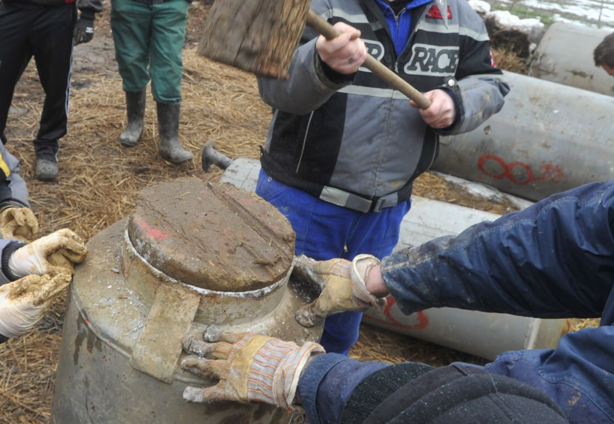Mladoletnik se je v naselju Pečarovci poškodoval pri streljanju s karbidom