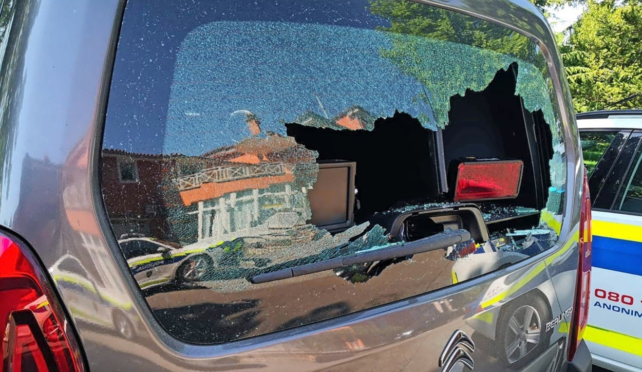 V zavetju noči so na makadamskem parkirišču pri postojnskem pokopališču razbili stekla na petih avtomobilih, policisti so tri osumljene že povezali z vandalskim početjem 