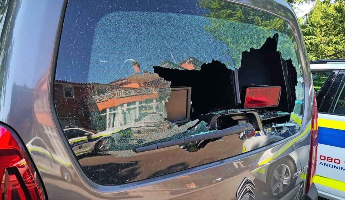 Tri mlajše osebe s palicami razbijale na parkirišču pri pokopališču, nastala je velika škoda