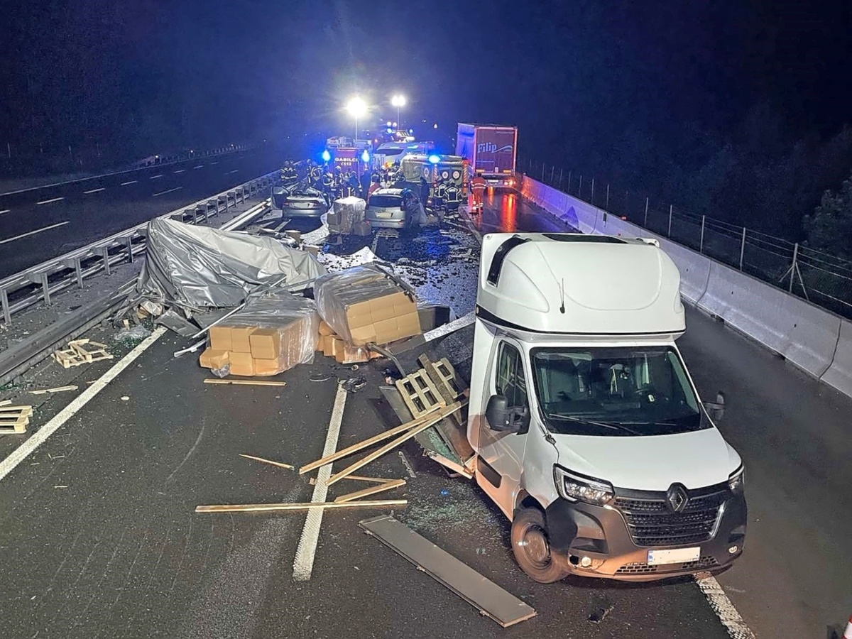 (FOTO) Hudo poškodovanega sopotnika iz pločevine rešili gasilci