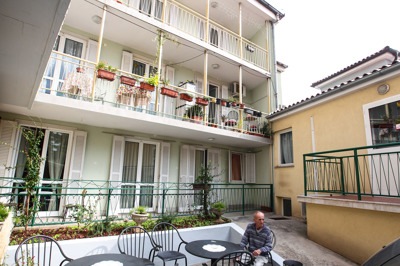 Prazne postelje in rdeče številke