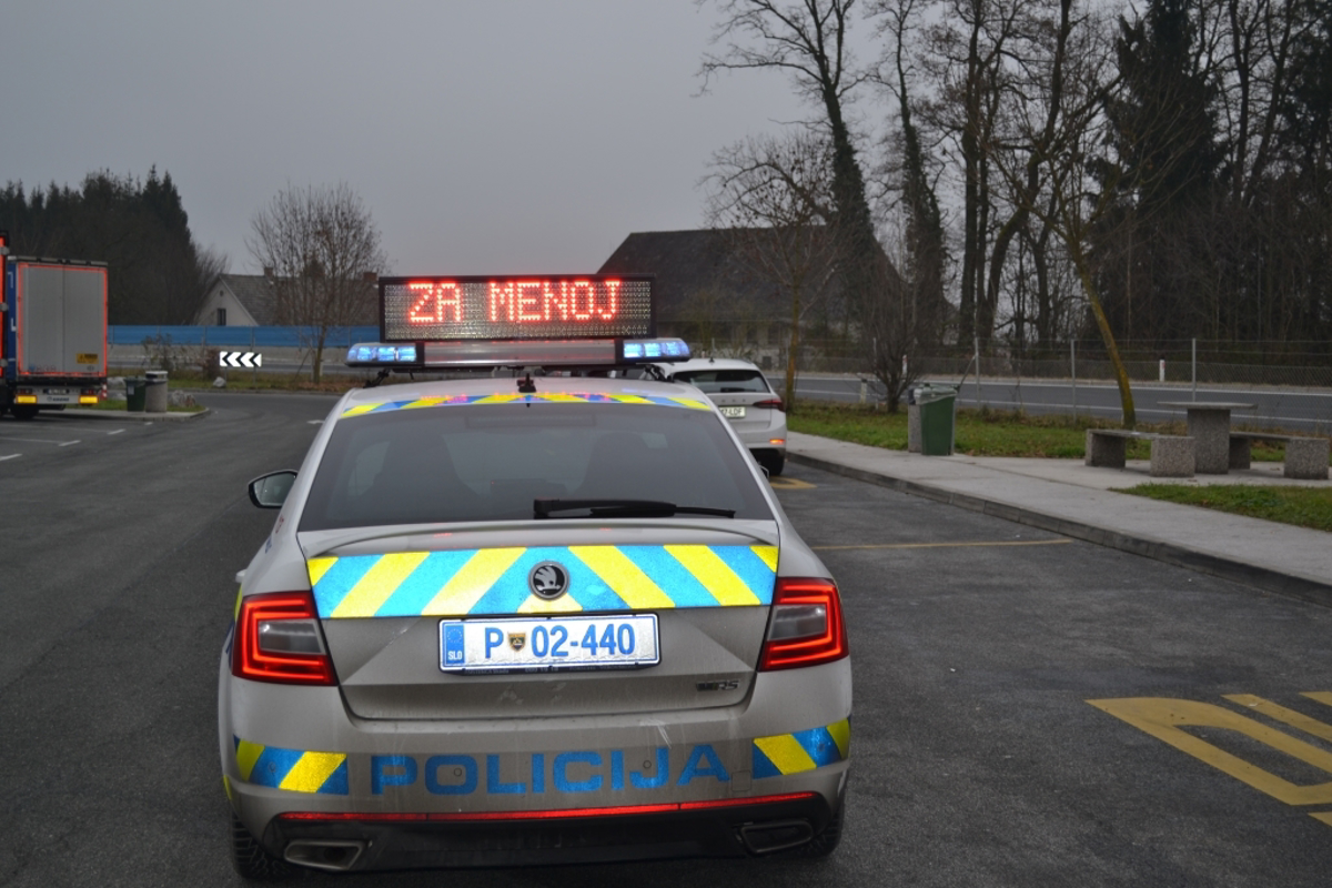 Poklicali policijo, da na voznem pasu v avtu sedi neodziven moški. Tako se je končalo ...