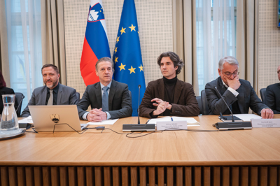 (FOTO) Sindikati in delodajalci čakajo na maj, že v četrtek pa na vladni mizi pokojninska reforma