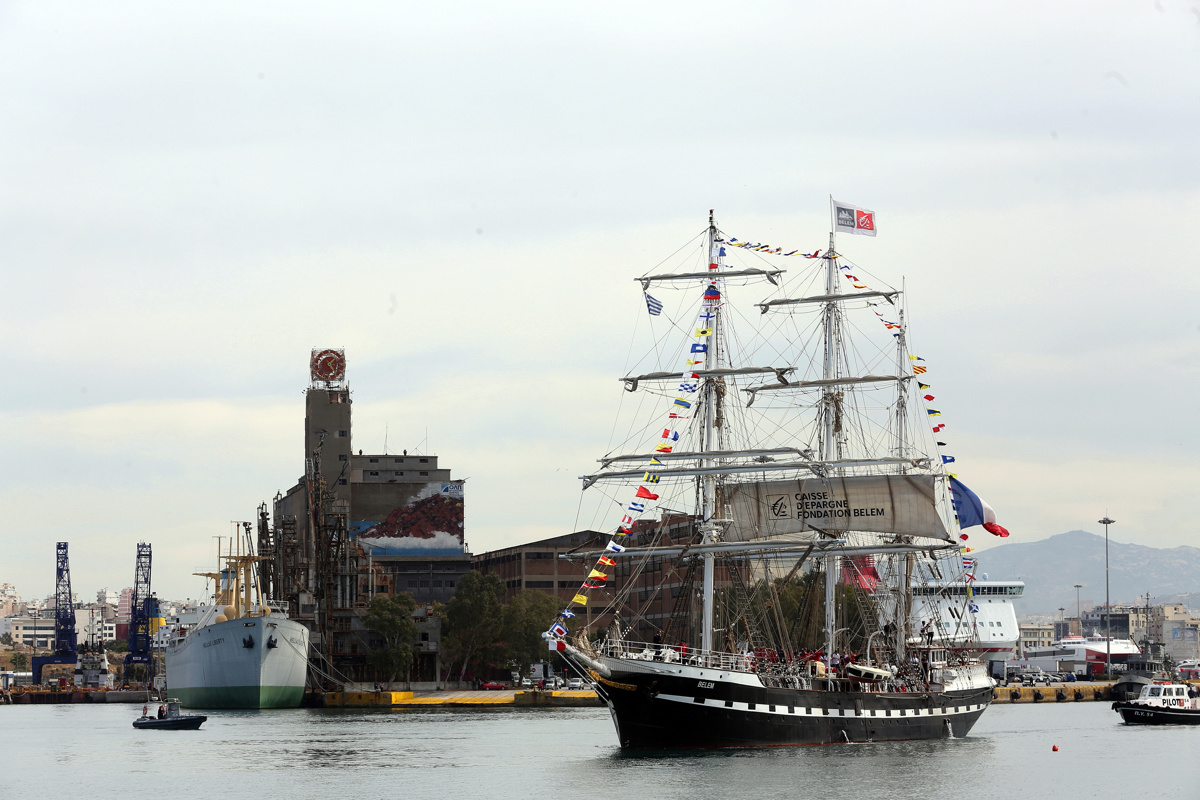 Iz Pireja proti Franciji izplula trijamborna jadrnica z olimpijsko plamenico