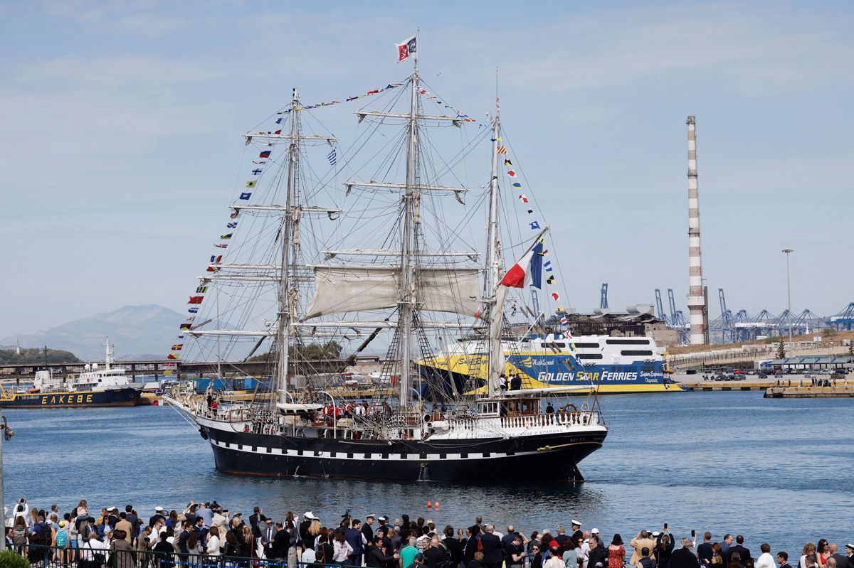 Iz Pireja proti Franciji izplula trijamborna jadrnica z olimpijsko plamenico