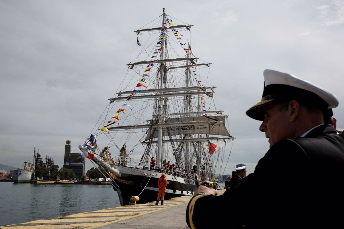 Iz Pireja proti Franciji izplula trijamborna jadrnica z olimpijsko plamenico