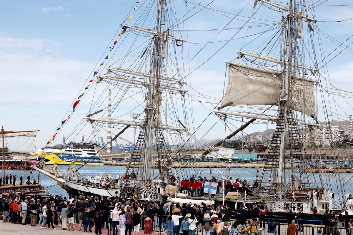 Iz Pireja proti Franciji izplula trijamborna jadrnica z olimpijsko plamenico