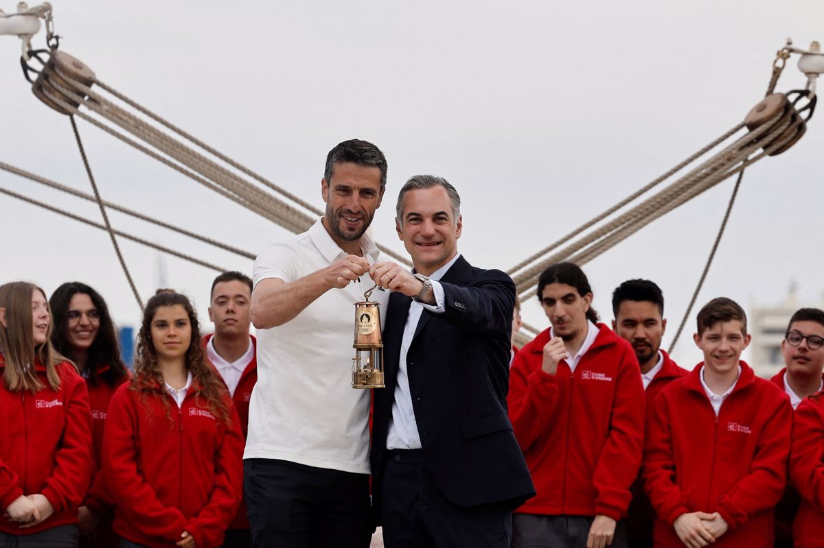 Iz Pireja proti Franciji izplula trijamborna jadrnica z olimpijsko plamenico