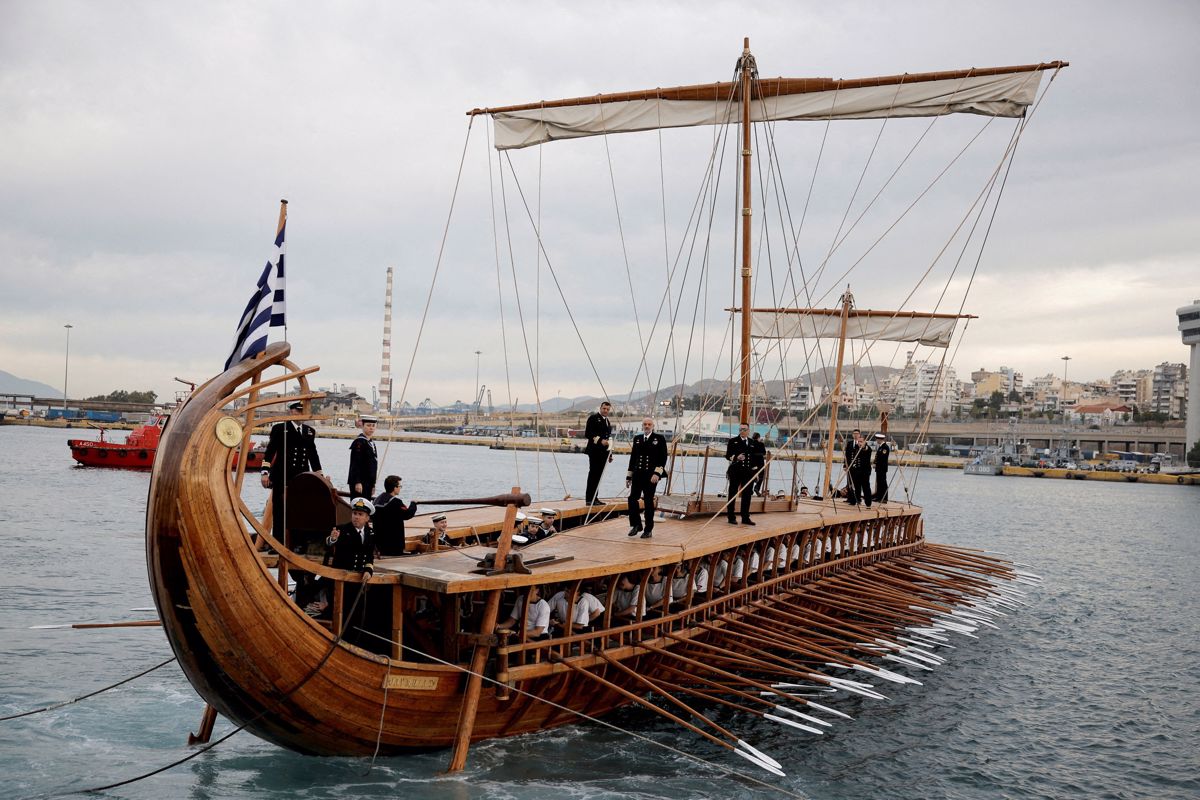 Iz Pireja proti Franciji izplula trijamborna jadrnica z olimpijsko plamenico