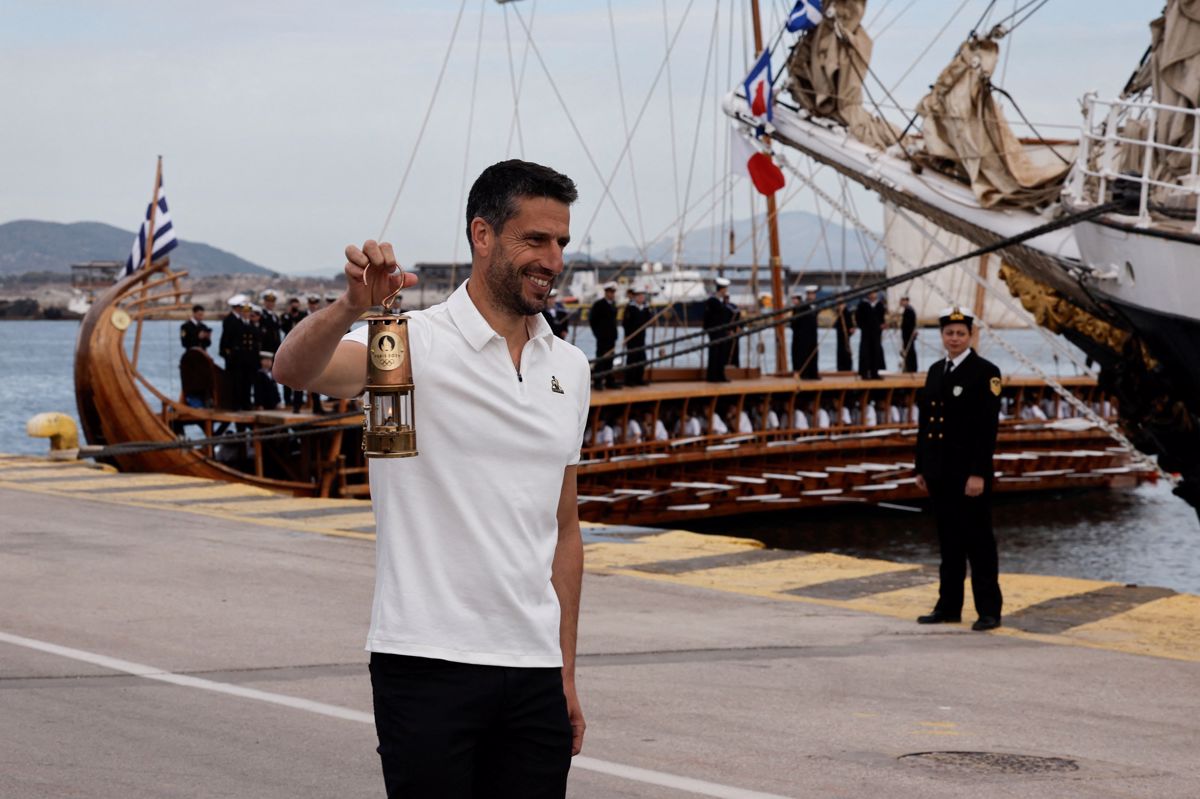 Iz Pireja proti Franciji izplula trijamborna jadrnica z olimpijsko plamenico