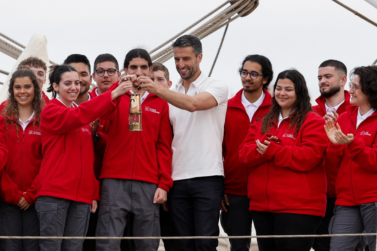 Iz Pireja proti Franciji izplula trijamborna jadrnica z olimpijsko plamenico