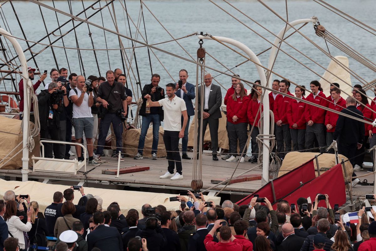 Iz Pireja proti Franciji izplula trijamborna jadrnica z olimpijsko plamenico