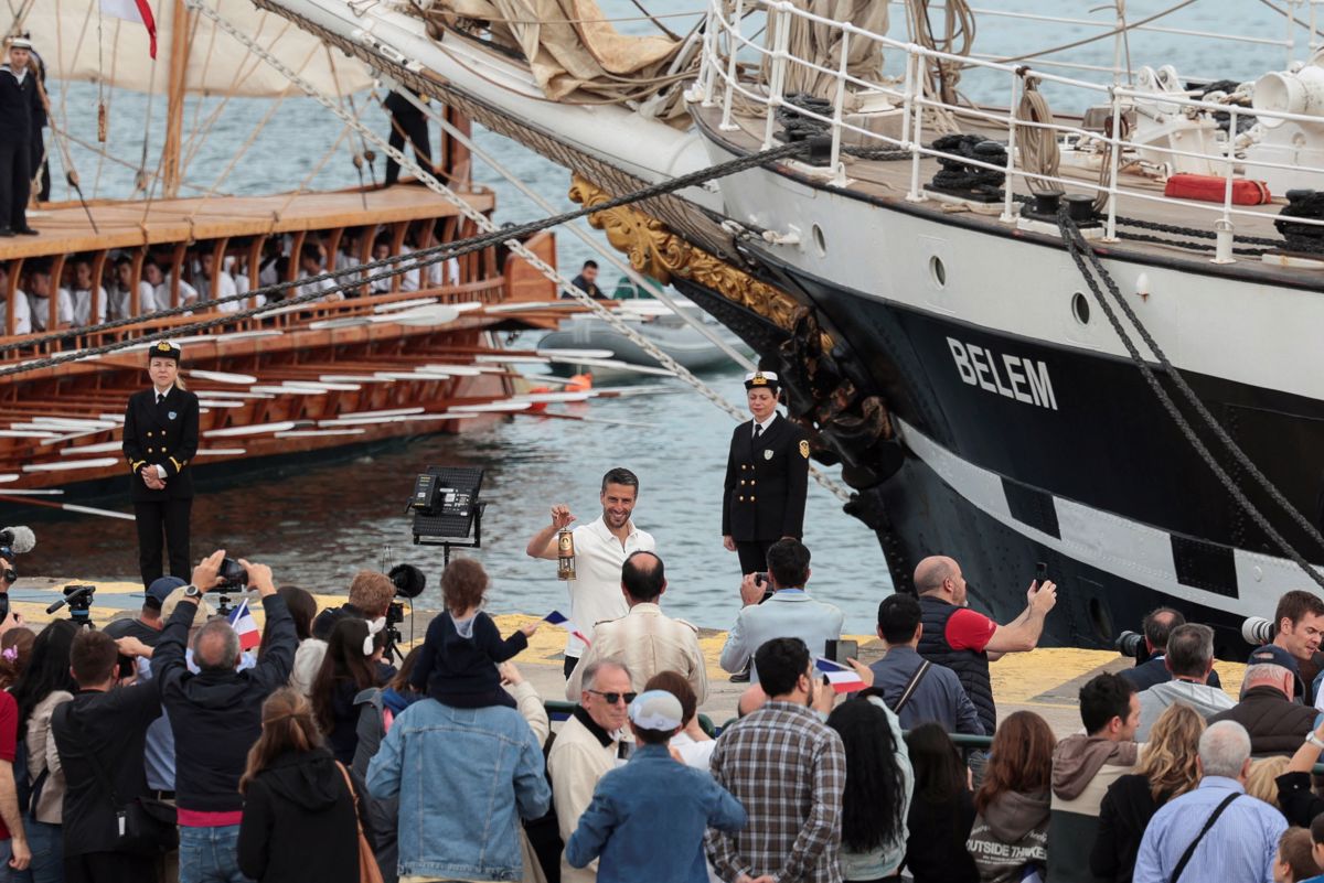 Iz Pireja proti Franciji izplula trijamborna jadrnica z olimpijsko plamenico