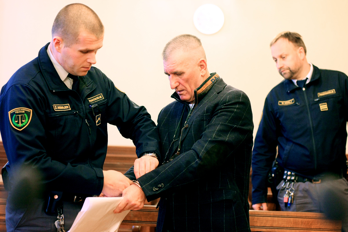 Odškodnina kot "obliž" za nezakonito bivanje za rešetkami