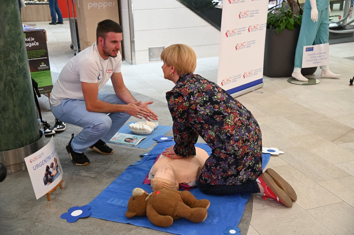 (FOTO) V Europarku se lahko naučite samopregledovanja dojk, tehnik oživljanja in izmerite krvni sladkor