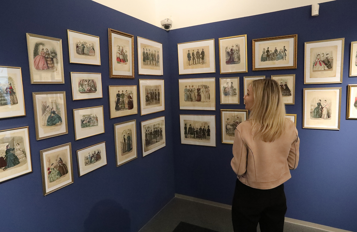 (FOTO) Mesec mode v Pokrajinskem muzeju Maribor: Risali bodo lahko tudi obiskovalci