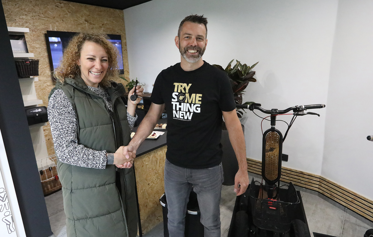 (FOTO in VIDEO) Trikolesni električni skiro osvaja trg, prvi primerek v roke smučarske svetovne prvakinje