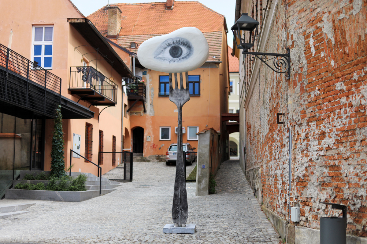 (FOTO) Metkino nabodalo pozdravi obiskovalca pred vhodom v Kulturno četrt Minoriti