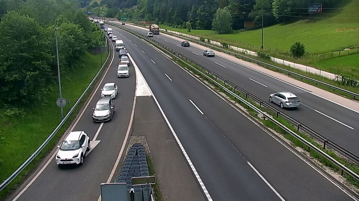 (FOTO) Na štajerski avtocesti zagorelo vozilo, nastajal je zastoj