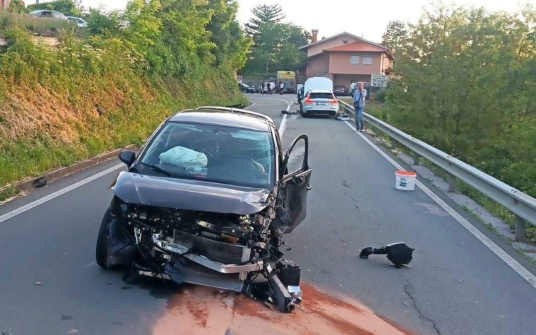 Opit domači voznik je v Jelšanah v soboto trčil v dva tujca. 