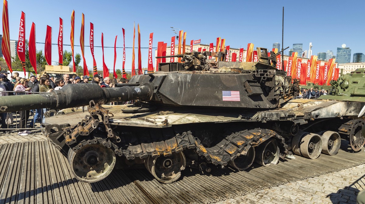 (VIDEO) Ruski droni uničujejo mogočne ameriške tanke: "Kvarijo se in škodi jim dež"