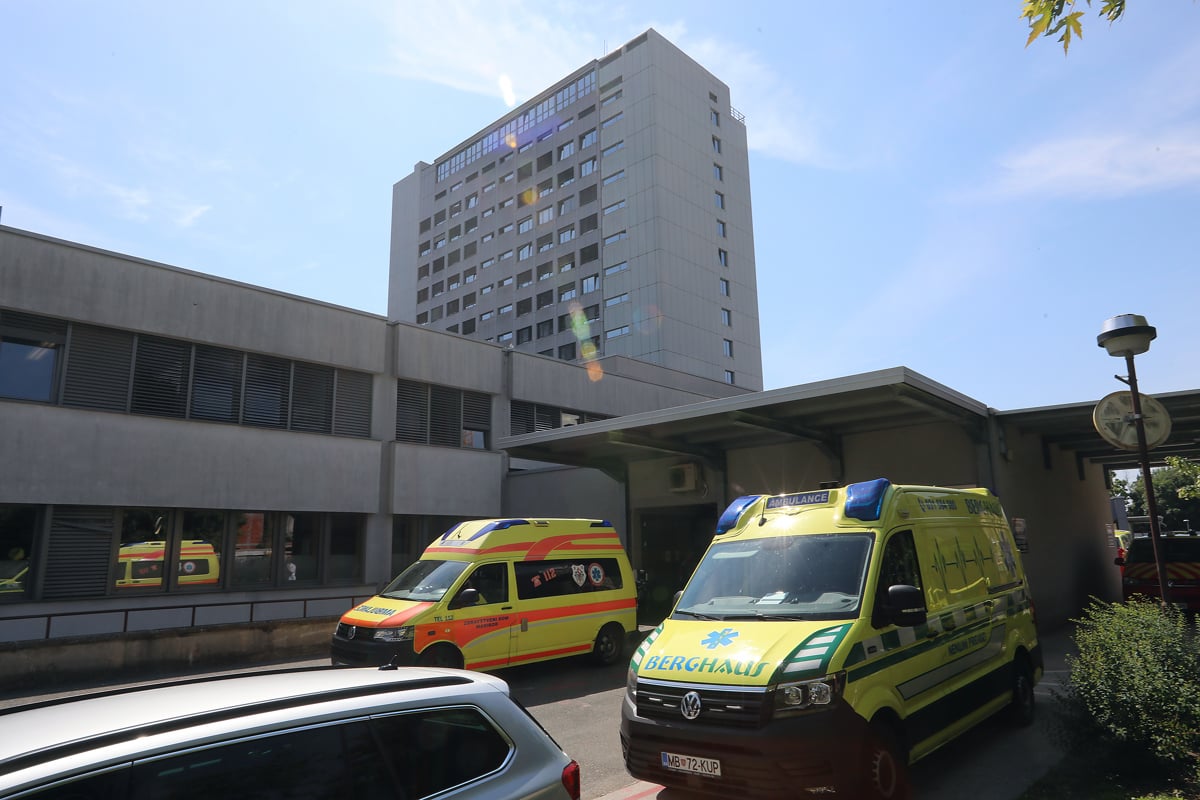 V mariborski bolnišnici ženska večkrat po glavi udarila medicinsko sestro