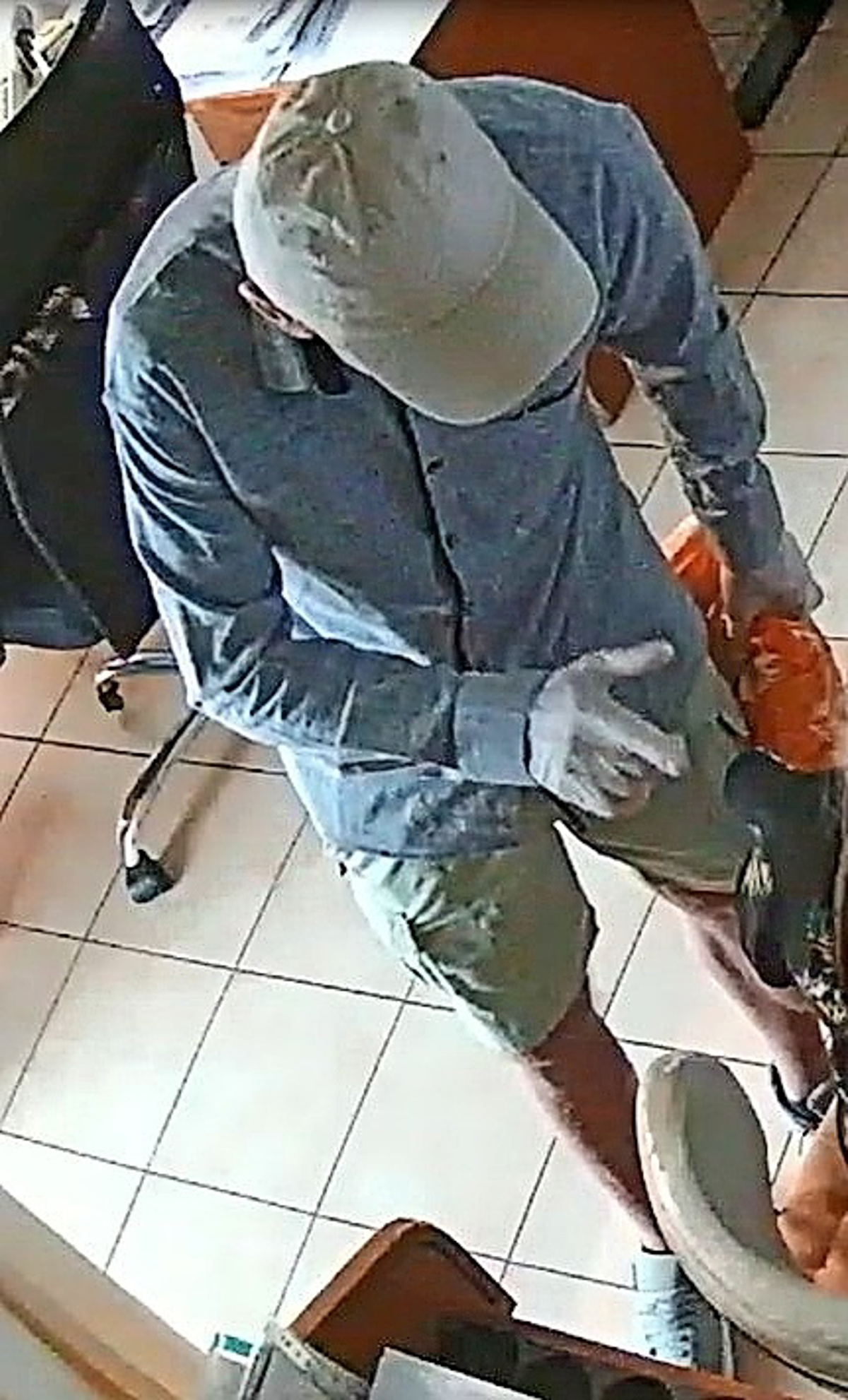 (FOTO) Policija išče moškega s posnetkov: Zaposlenemu v menjalnici je zagrozil s pištolo in odnesel večjo vsoto evrov