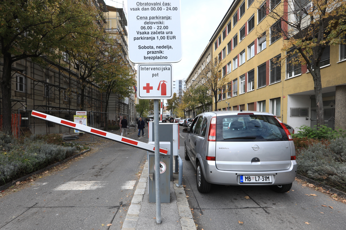 Za zapornicami se plača vsaka minuta parkiranja