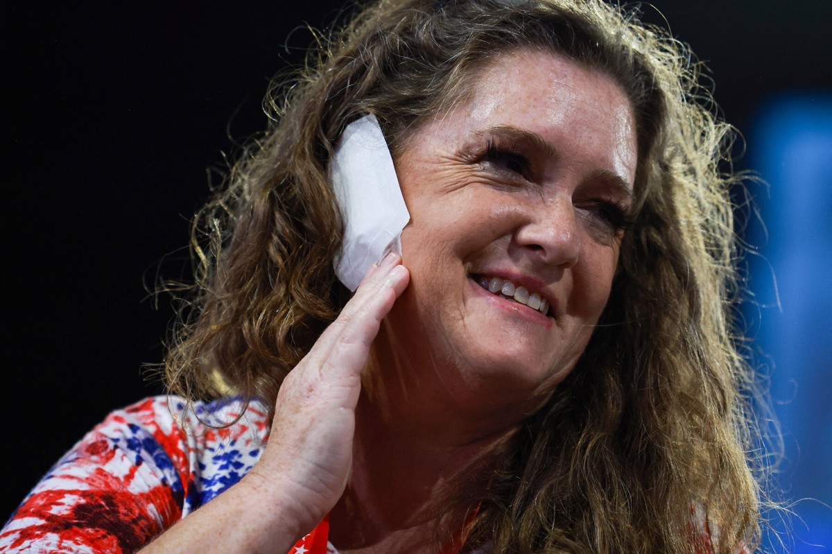 Polepljena ušesa podpornikov Trumpa preplavila splet