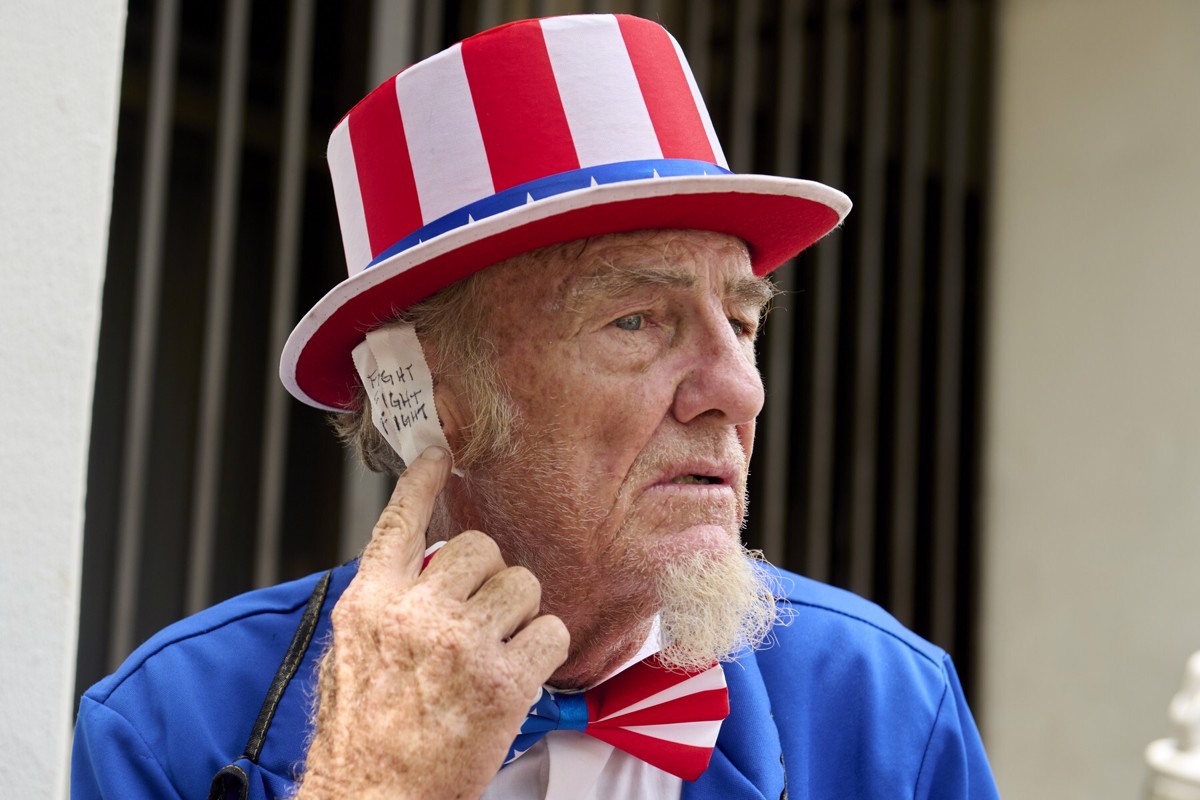 Polepljena ušesa podpornikov Trumpa preplavila splet