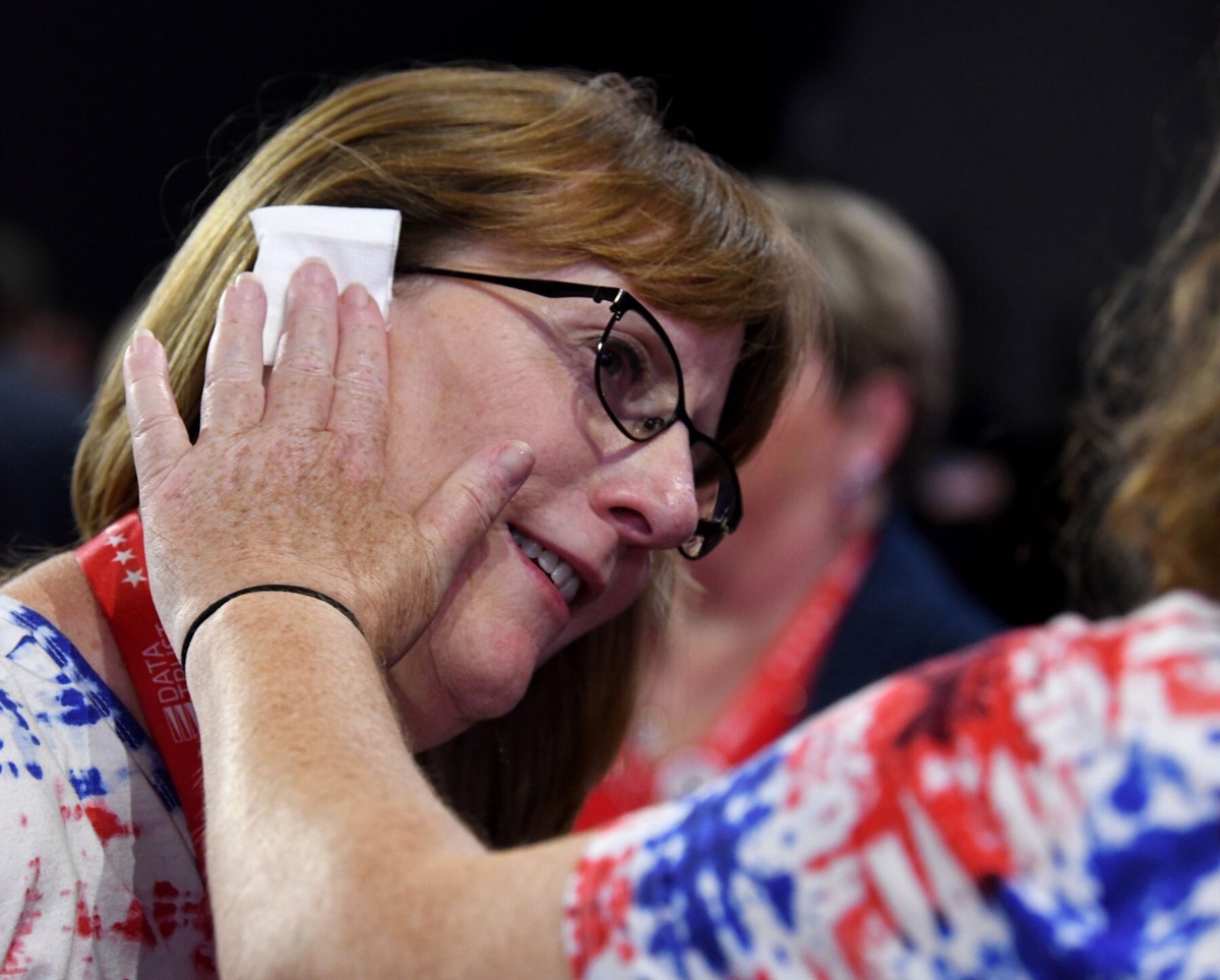 Polepljena ušesa podpornikov Trumpa preplavila splet