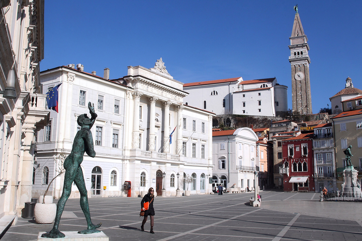 Po Tartinijevem trgu hodil moški z nožem v roki