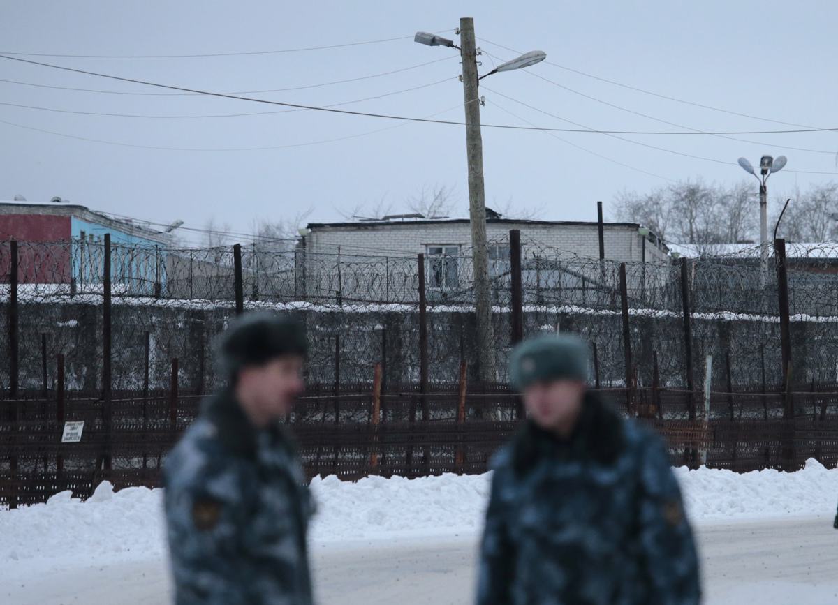 Med premeščanjem izginilo najmanj pet znanih političnih zapornikov v Rusiji