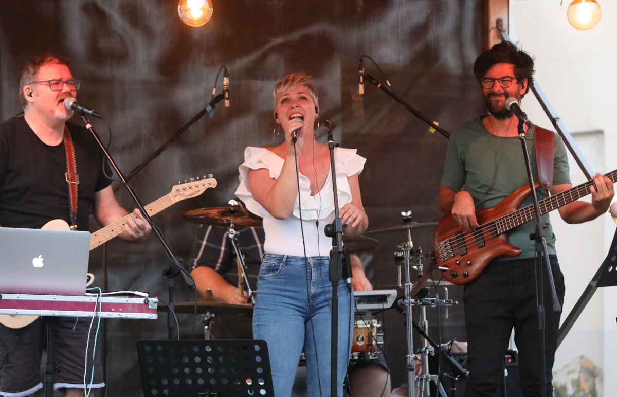Grajski trg v Mariboru avgusta ne spi. Sinoči je bil prvi koncert. Koga boste še lahko slišali?